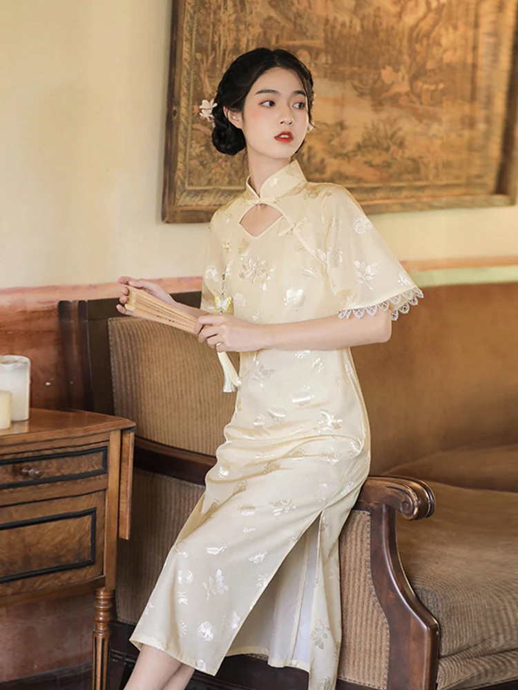 Chinese original design national style hollowed out small collar lace cheongsam butterfly tassel accessories 2021
Chinese original design national style hollowed out small collar lace cheongsam butterfly tassel accessories 2021