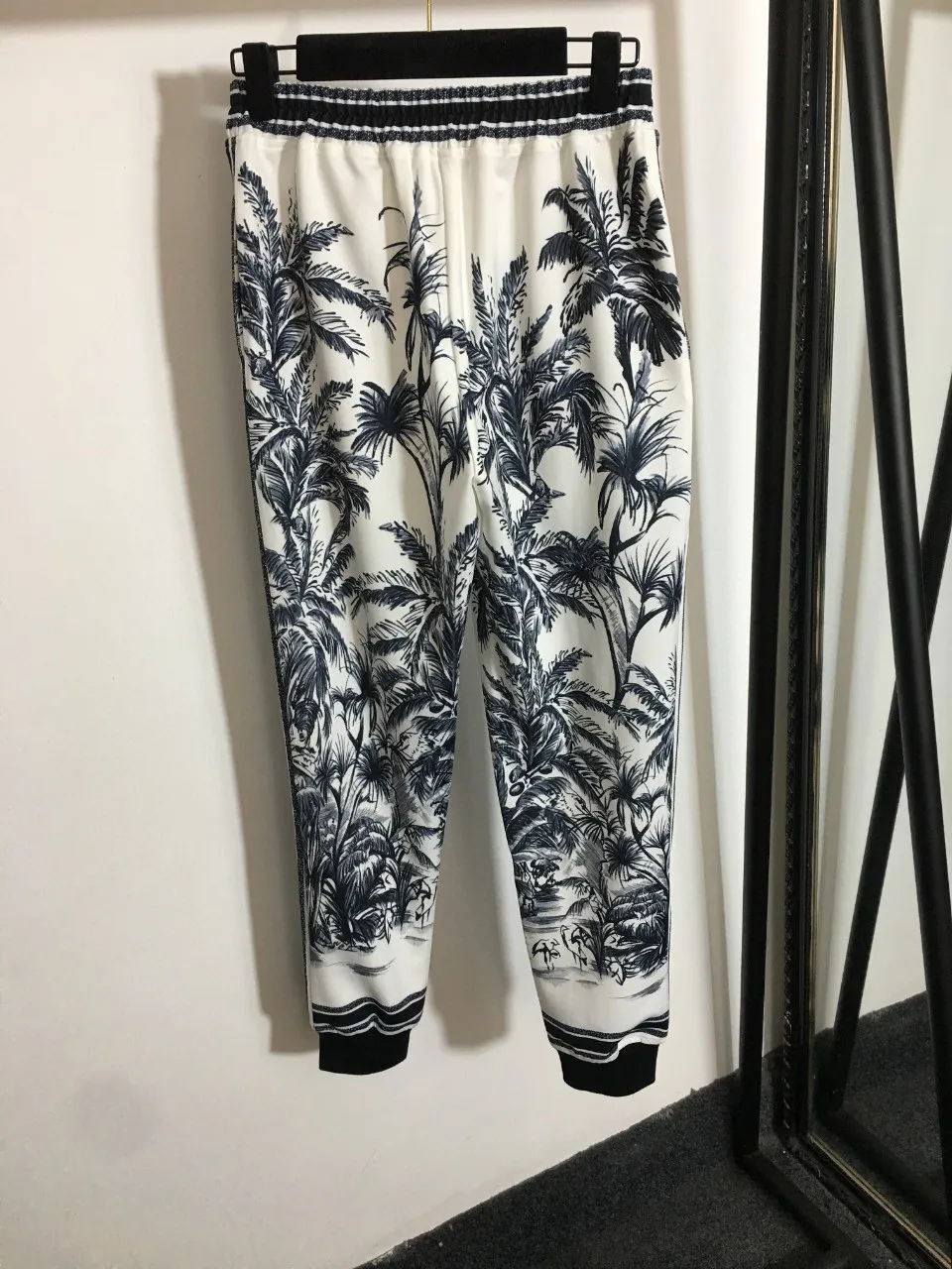 High Quality Luxury Autumn Sexy Women's Coconut Print Hooded Sweatshirt Zipper Jacket + Casual Trousers 2pcs Set
High Quality Luxury Autumn Sexy Women's Coconut Print Hooded Sweatshirt Zipper Jacket + Casual Trousers 2pcs Set