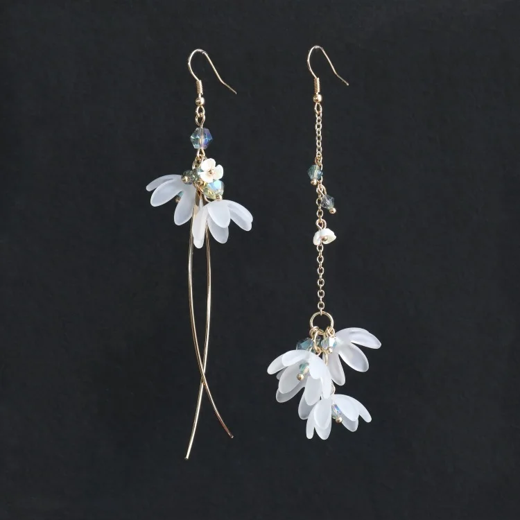 The new camellia petal earrings retro super fairy literary flower earrings ear jewelry without pierced ear clips
The new camellia petal earrings retro super fairy literary flower earrings ear jewelry without pierced ear clips