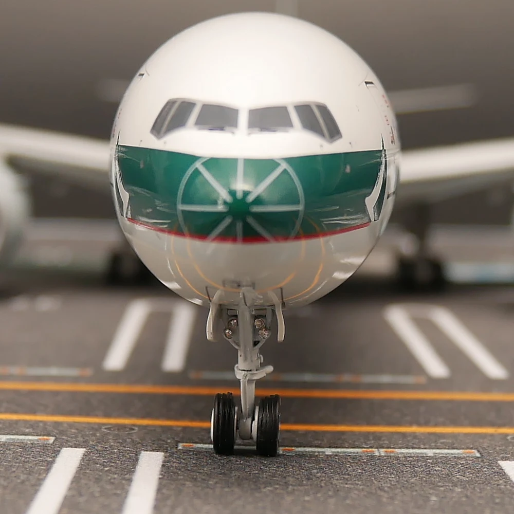 JFOX 1:200 Cathay Pacific 777-300ER B-KQQ Diecast Aircraft Model Metal Toy Airplane
JFOX 1:200 Cathay Pacific 777-300ER B-KQQ Diecast Aircraft Model Metal Toy Airplane