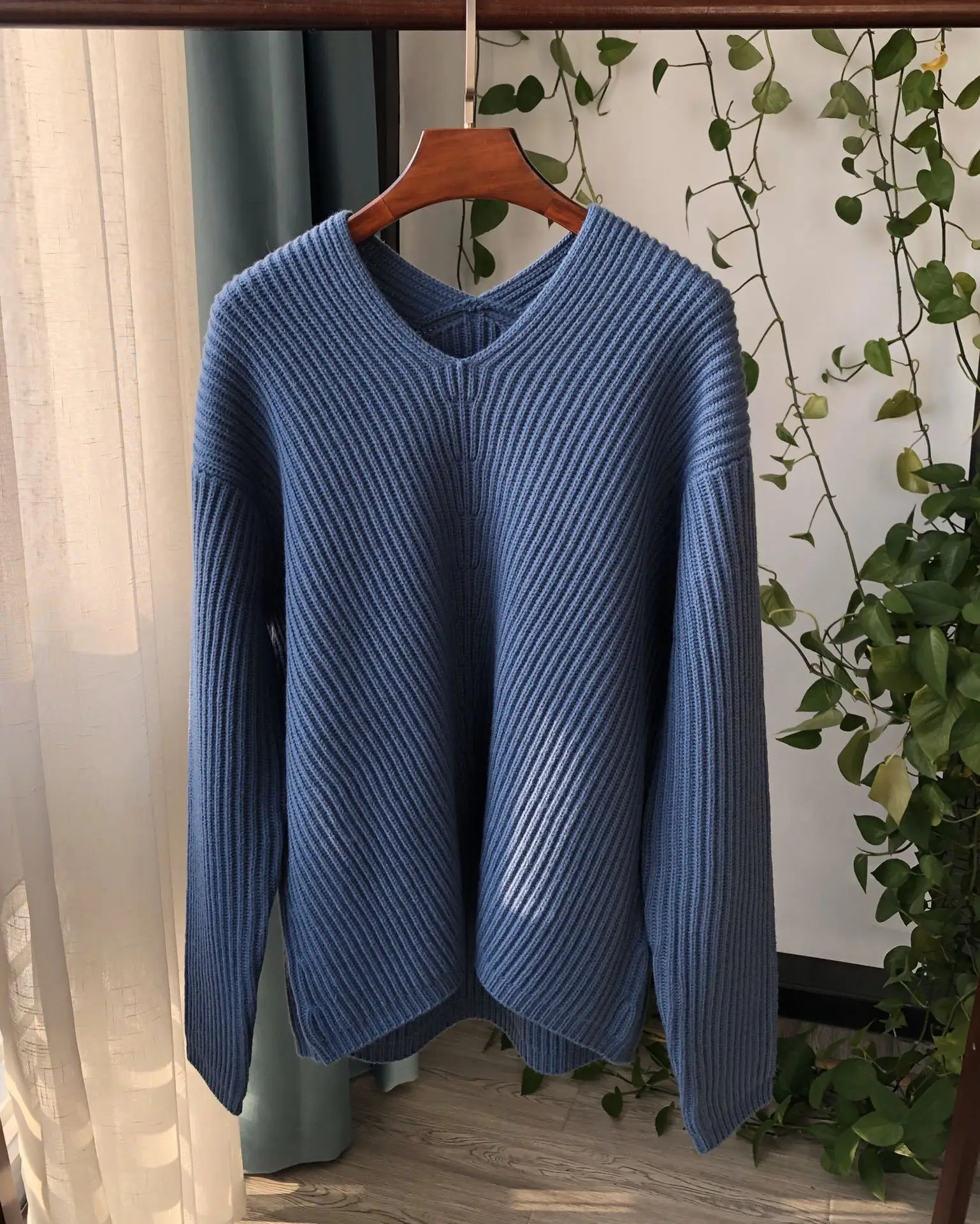 Sweater Korean Version Is Thin and Beautiful Deep Blue Glamorous Red Solid Color Pullover Sweater
Sweater Korean Version Is Thin and Beautiful Deep Blue Glamorous Red Solid Color Pullover Sweater