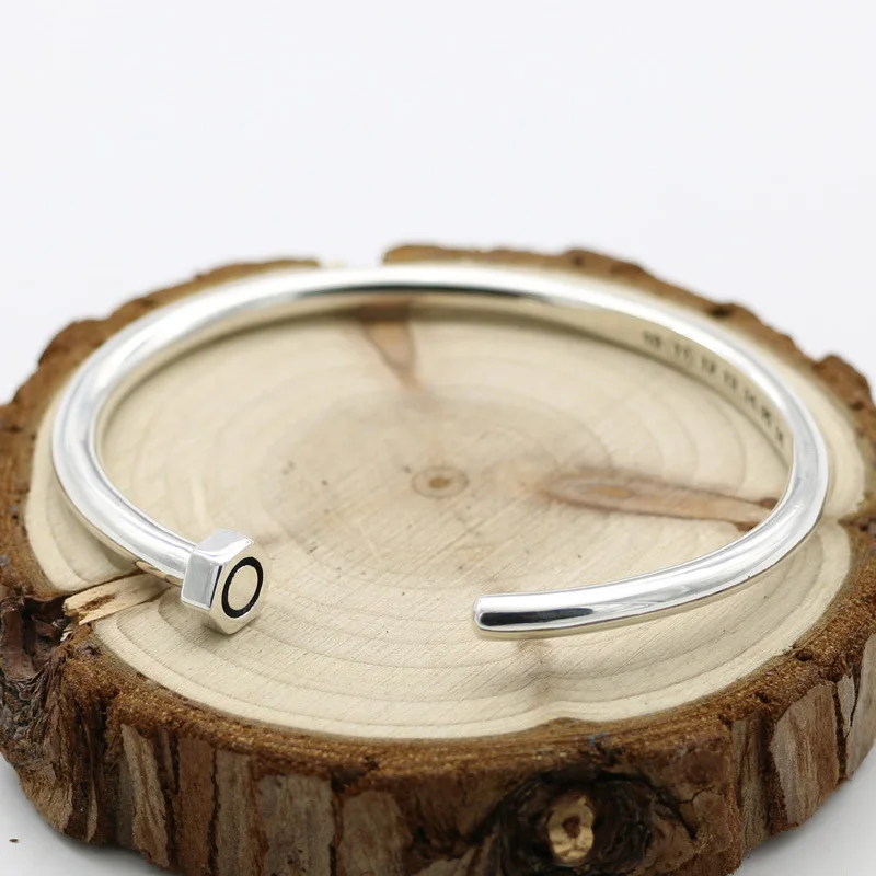 100% S925 man woman bracelet retro personality simple jewelry rivet opening a lifetime bracelet to send a gift of love
100% S925 man woman bracelet retro personality simple jewelry rivet opening a lifetime bracelet to send a gift of love