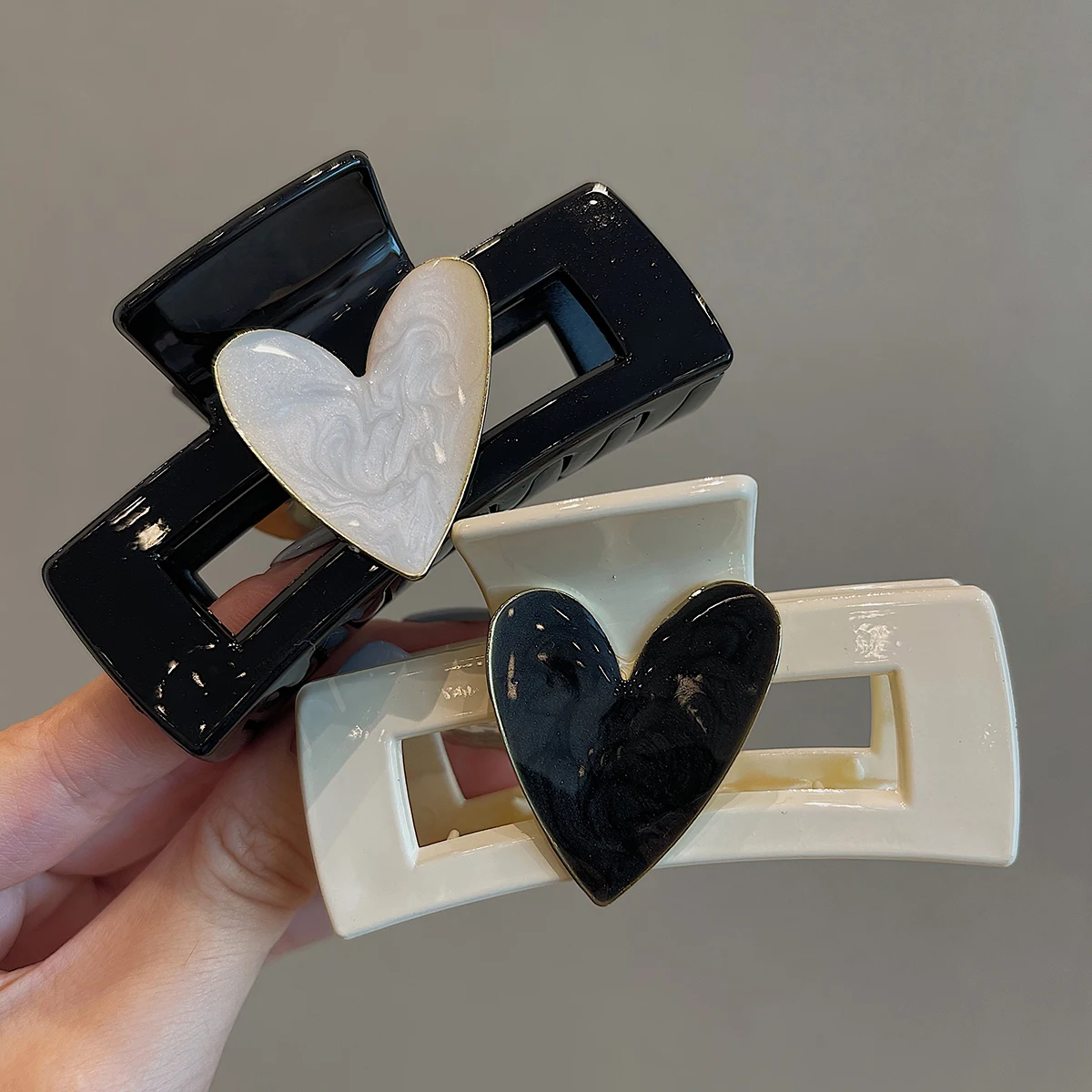 AMORCOME Big Enamel Metal Heart Hair Claws White Black Large Acrylic Hair Clips for Women Girls Hairpin Fashion Hair Accessories
AMORCOME Big Enamel Metal Heart Hair Claws White Black Large Acrylic Hair Clips for Women Girls Hairpin Fashion Hair Accessories