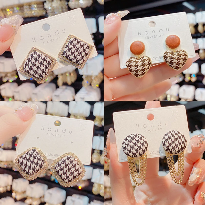 Korean Vintage Micro-inlaid Lattice Square Earrings Stud Female High-grade Fashion Earrings Jewelry 2020 for Women Accessories
Korean Vintage Micro-inlaid Lattice Square Earrings Stud Female High-grade Fashion Earrings Jewelry 2020 for Women Accessories