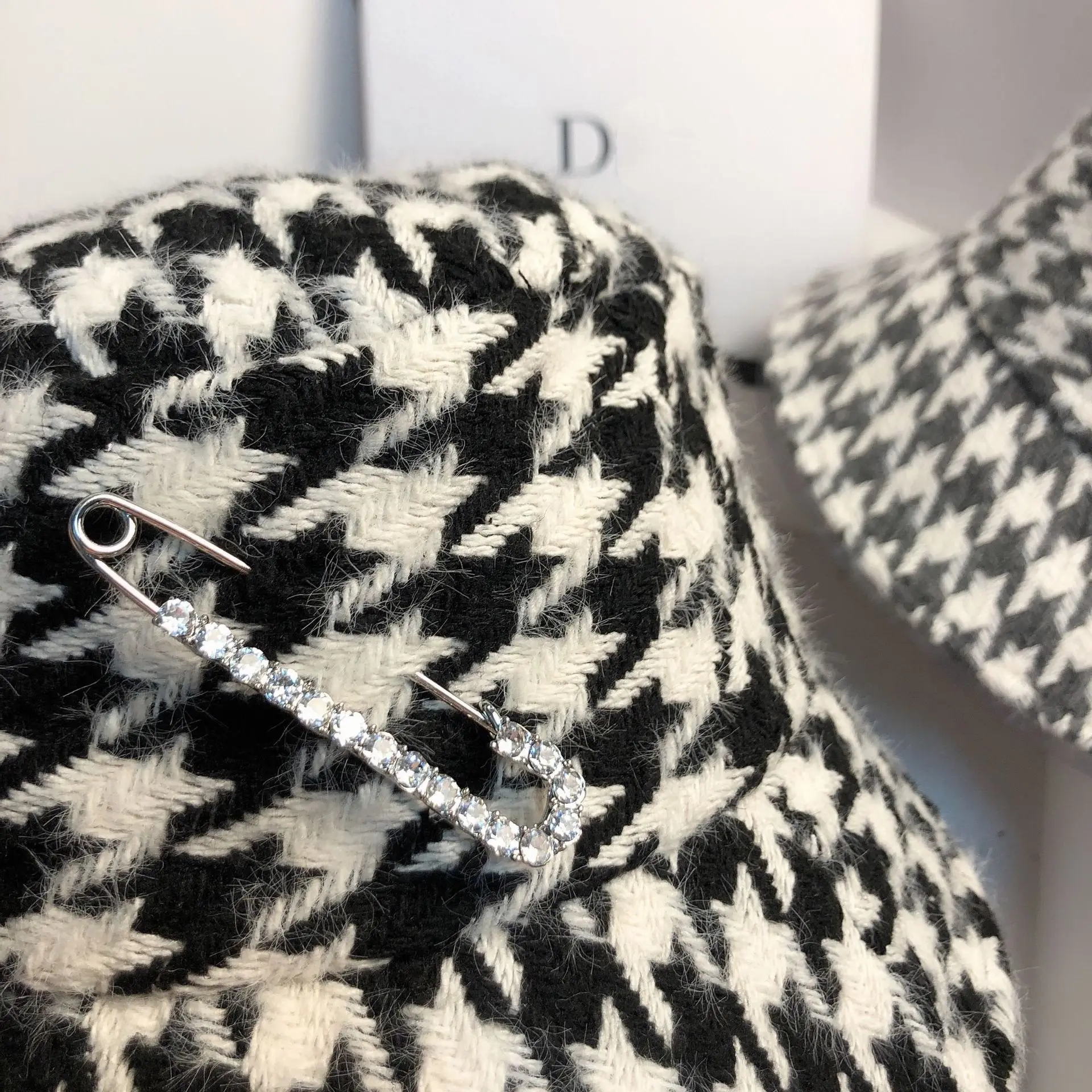 Autumn and Winter Double Layer Tweed Fisherman's Hat Bucket Hats for Women Korean Thousand Bird Lattice Water Drill Pin Sun Hat
Autumn and Winter Double Layer Tweed Fisherman's Hat Bucket Hats for Women Korean Thousand Bird Lattice Water Drill Pin Sun Hat