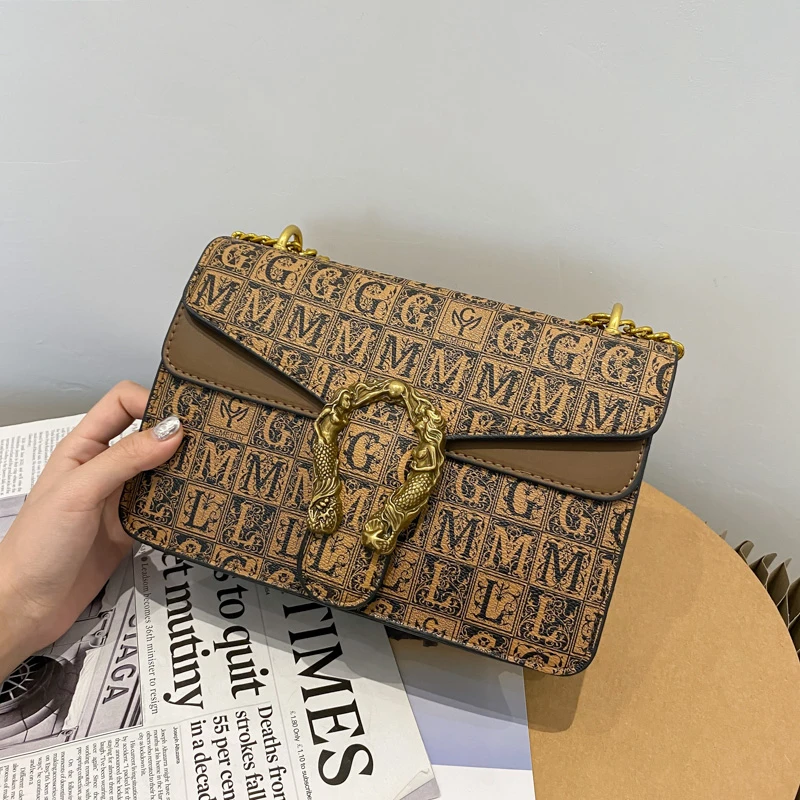 Новинка 2021, модная Высококачественная женская сумка на цепочке с надписью, подходящая ко всему маленькая квадратная сумка с диагональными ...
Новинка 2021, модная Высококачественная женская сумка на цепочке с надписью, подходящая ко всему маленькая квадратная сумка с диагональными ...