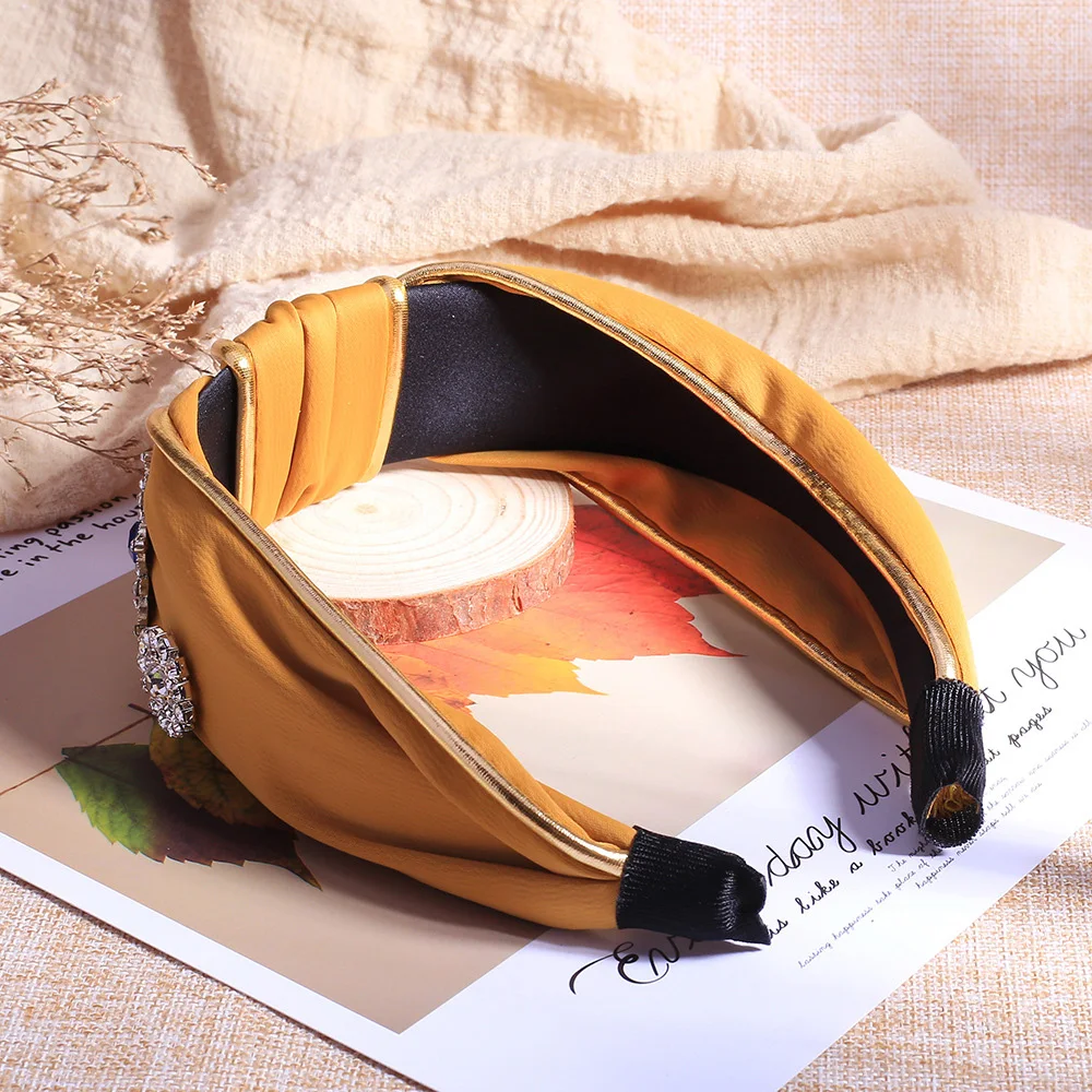1pcs Boutique Hair Accessories Women Luxury Fabric Gold-rimmed Diamonds Middle Knotted Wide-brimmed Headband Fashion Hairband
1pcs Boutique Hair Accessories Women Luxury Fabric Gold-rimmed Diamonds Middle Knotted Wide-brimmed Headband Fashion Hairband