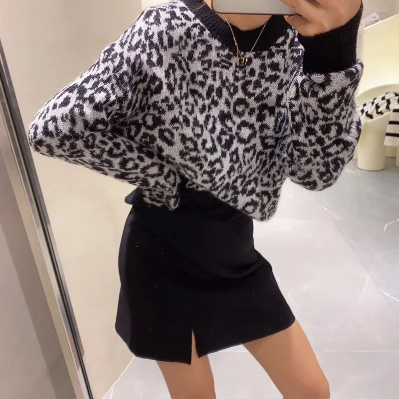 Autumn and winter women's sweater casual leopard print round neck long sleeve sweater
Autumn and winter women's sweater casual leopard print round neck long sleeve sweater