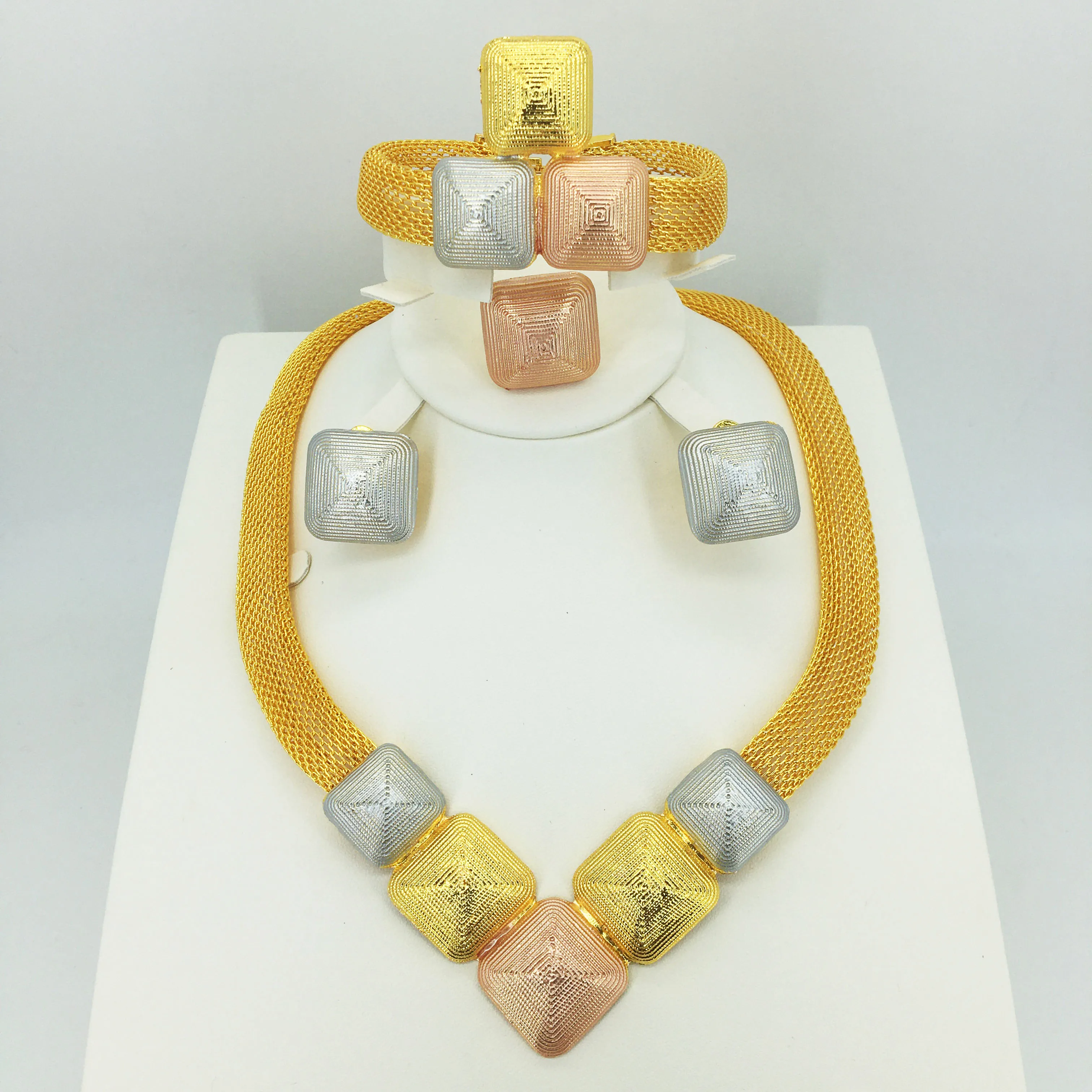 HOT Fashion wedding Dubai Africa Nigeria African Jewelry set gold-color necklace Earrings romantic woman Bridal Jewelry Sets 
HOT Fashion wedding Dubai Africa Nigeria African Jewelry set gold-color necklace Earrings romantic woman Bridal Jewelry Sets