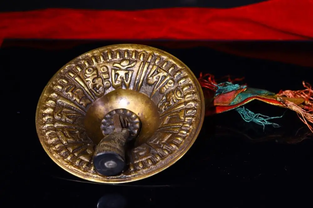 6"Tibet Buddhism Temple Old Bronze Old rattle with vajra pattern Pendant Old horns Prayer flags Bells Buddhist instruments
6"Tibet Buddhism Temple Old Bronze Old rattle with vajra pattern Pendant Old horns Prayer flags Bells Buddhist instruments