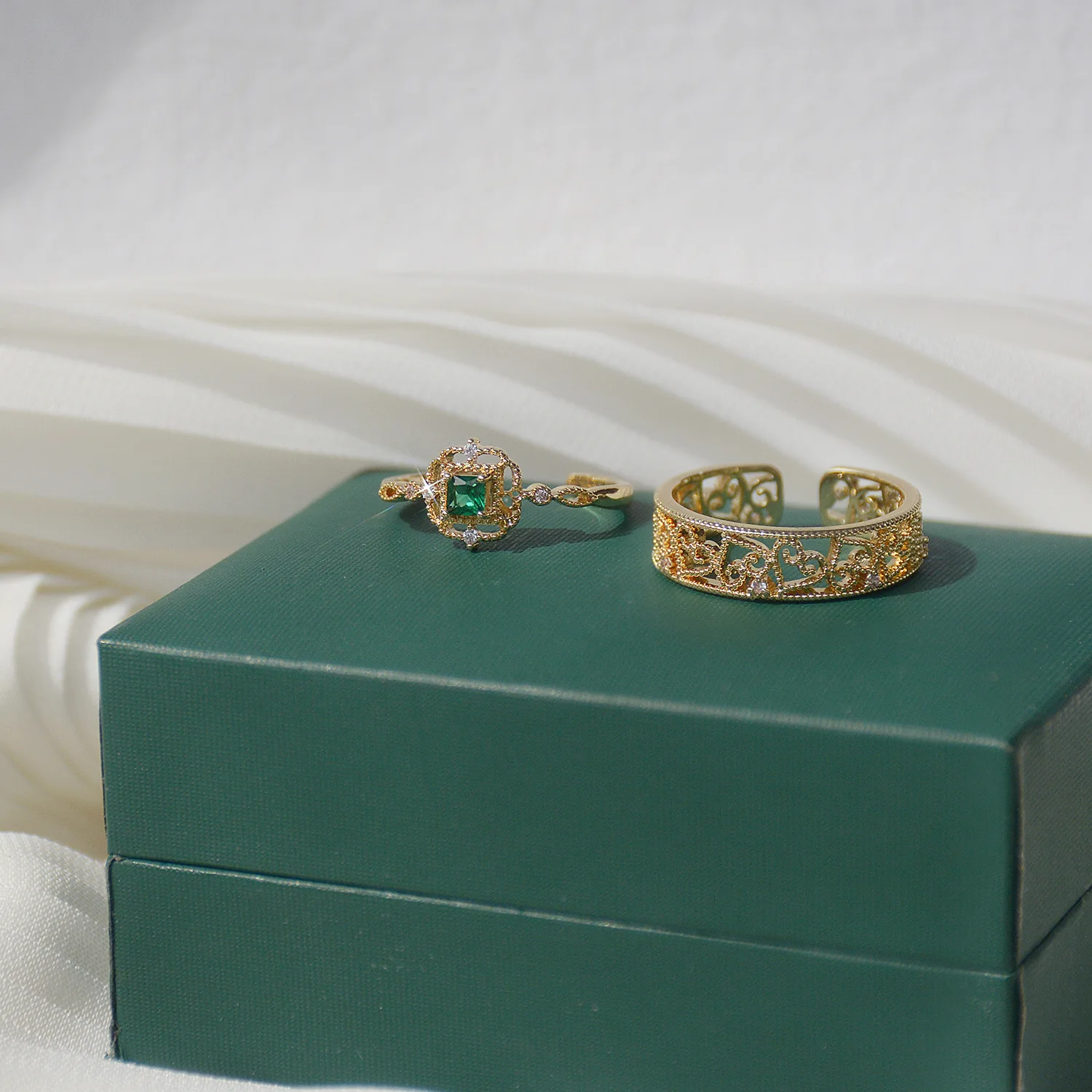 New Version 14 Real Gold Heart Shaped Lace Ring Emerald Gemstone Diamond Zircon Female Wedding Bridal Jewelry Accessories
New Version 14 Real Gold Heart Shaped Lace Ring Emerald Gemstone Diamond Zircon Female Wedding Bridal Jewelry Accessories