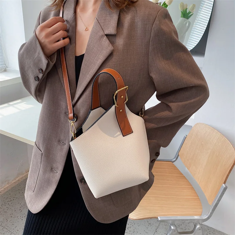 Retro Handbag Female Bag 2021 New Portable Simple Messenger Bag Autumn and Winter Net Red Shoulder Bag Bucket Bag
Retro Handbag Female Bag 2021 New Portable Simple Messenger Bag Autumn and Winter Net Red Shoulder Bag Bucket Bag