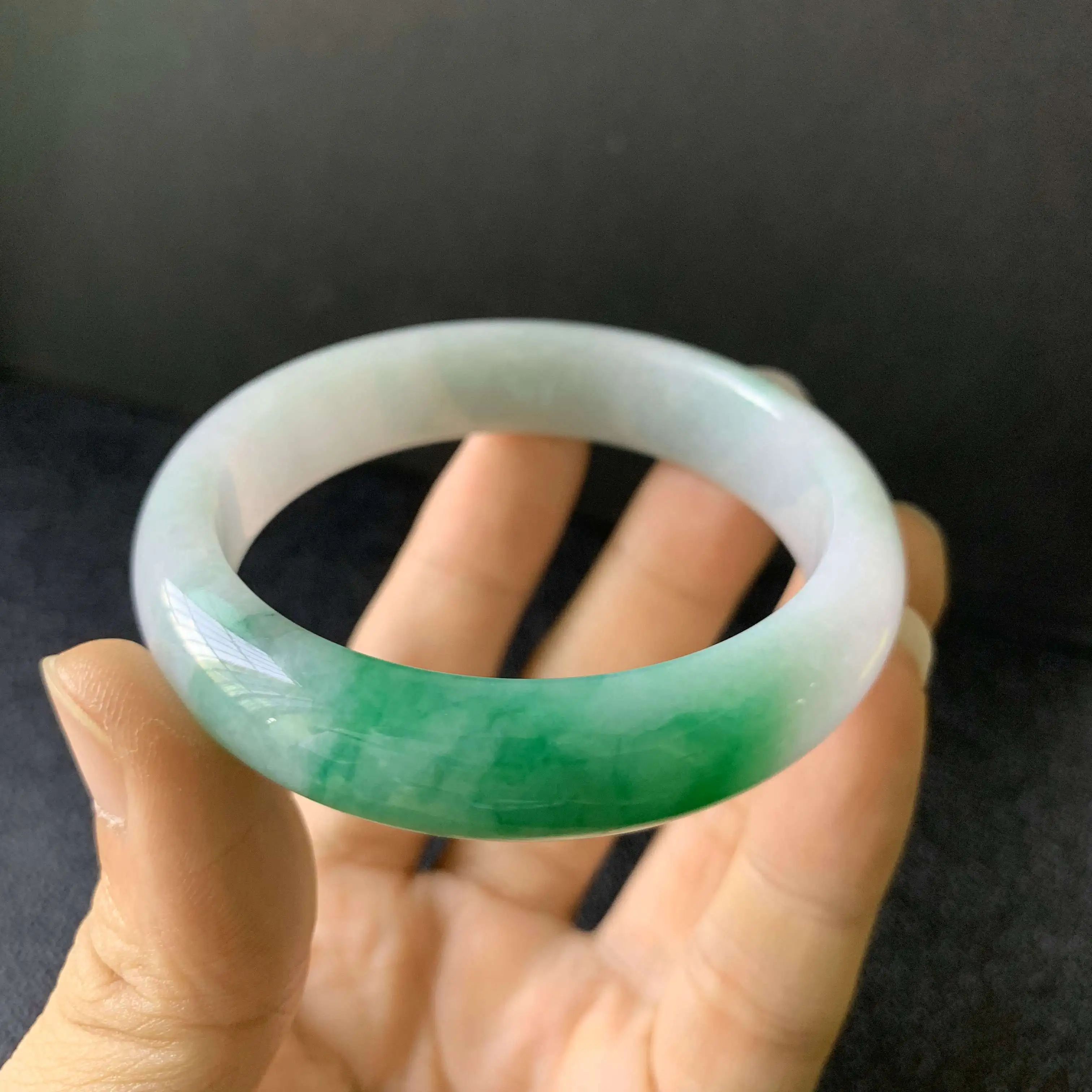 Send Certificate Natural Myanmar Emerald Grade A Carved 54-62mm Two-color Green Bracelet Exquisite Princess Bracelet Send Gift
Send Certificate Natural Myanmar Emerald Grade A Carved 54-62mm Two-color Green Bracelet Exquisite Princess Bracelet Send Gift