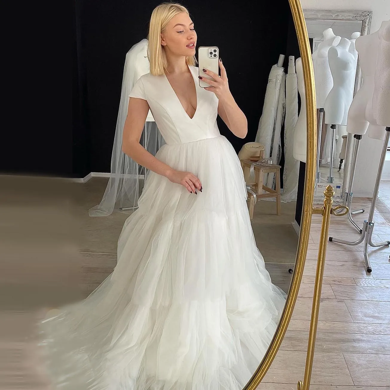 White Deep V-neck Prom Dress A-line Layered Tulle Wedding Dress Puffy Floor Length Evening Dresses For Womwn Custom Made Gowns
White Deep V-neck Prom Dress A-line Layered Tulle Wedding Dress Puffy Floor Length Evening Dresses For Womwn Custom Made Gowns