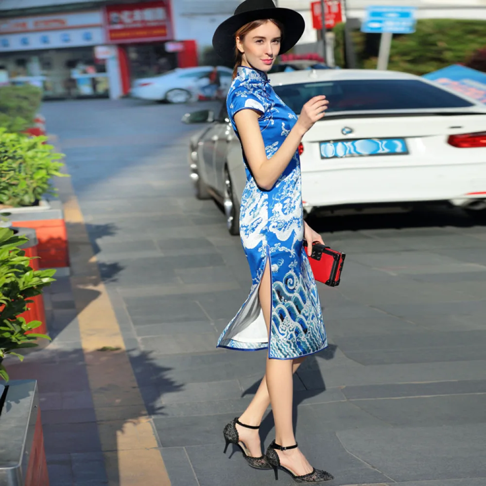 Chinese Style Retro Stand Collar Buckle Stitching Blue and White Porcelain Printing Elegant Cheongsam Dress for Womens
Chinese Style Retro Stand Collar Buckle Stitching Blue and White Porcelain Printing Elegant Cheongsam Dress for Womens