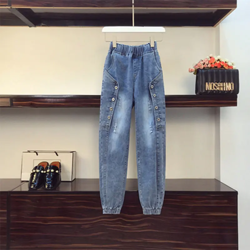 Autumn New Fashion Women Elastic Waist Loose Vintage Blue Ripped Jeans Button Design Cotton Denim Harem Pants Plus Size M642
Autumn New Fashion Women Elastic Waist Loose Vintage Blue Ripped Jeans Button Design Cotton Denim Harem Pants Plus Size M642