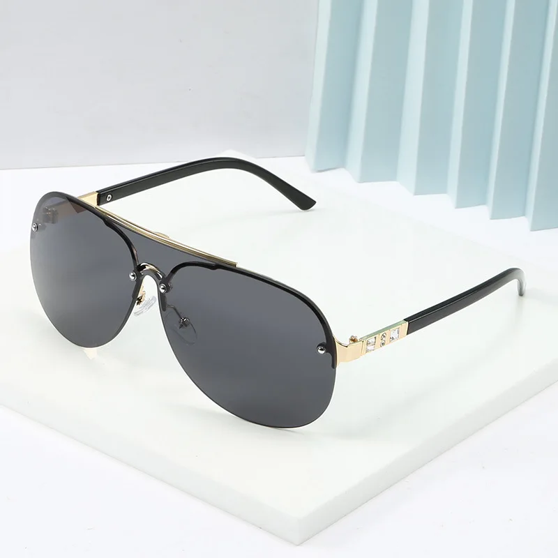 Large Frame Siamese Lens Sunglasses Women Fashion Personality Street Shooting Glasses
Large Frame Siamese Lens Sunglasses Women Fashion Personality Street Shooting Glasses