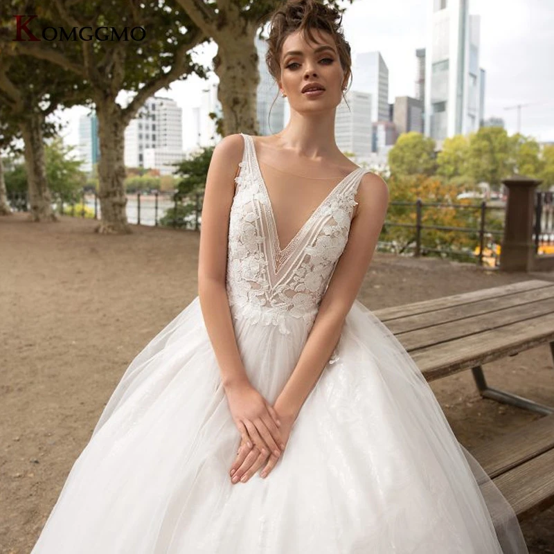 High-End Illusion V-Neck Sleeveless Bridal Ball Gown Custom Made Backless Embroidery Appliques Tulle Chapel Train Wedding Dress
High-End Illusion V-Neck Sleeveless Bridal Ball Gown Custom Made Backless Embroidery Appliques Tulle Chapel Train Wedding Dress