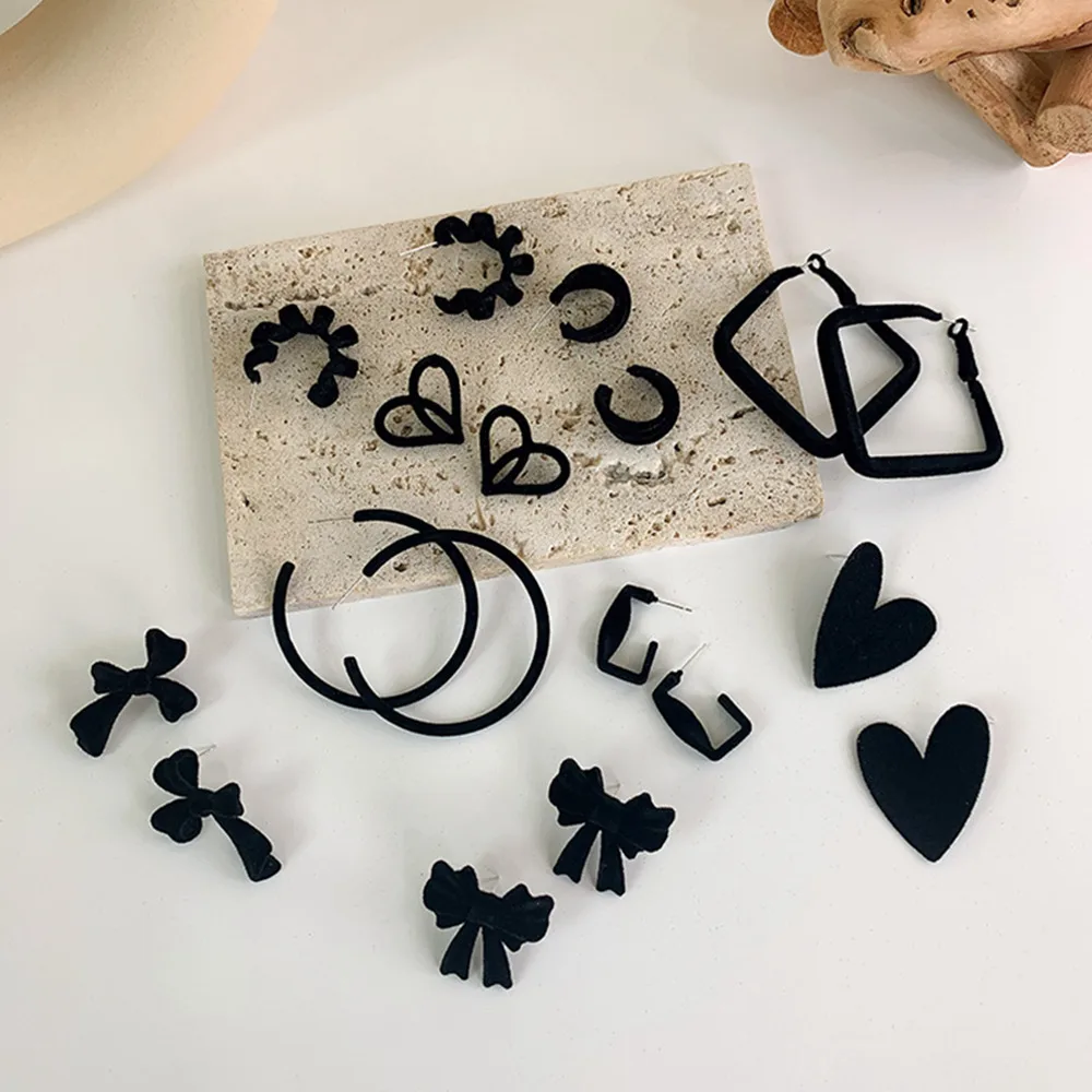 2021 French Ins Black Flocking Bow Heart Shape Stud Earrings For Women Girl Minimalist Sweet Autumn Winter Ear Accessories
2021 French Ins Black Flocking Bow Heart Shape Stud Earrings For Women Girl Minimalist Sweet Autumn Winter Ear Accessories