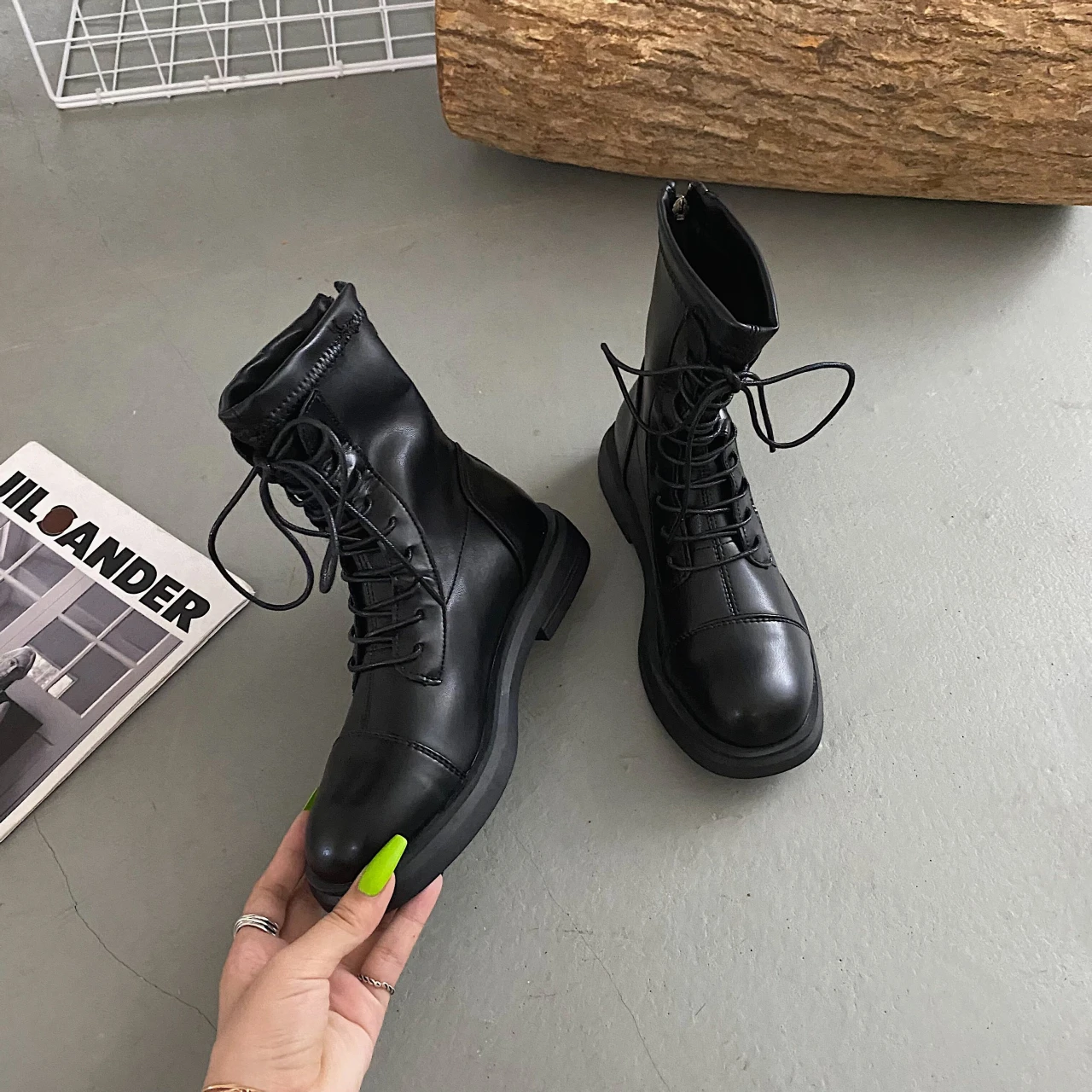 Flat Heel Round Toe Women's Boots Autumn Shoes 2021 Lace Up Luxury Designer Casual fashion Low-heel women's short boots
Flat Heel Round Toe Women's Boots Autumn Shoes 2021 Lace Up Luxury Designer Casual fashion Low-heel women's short boots