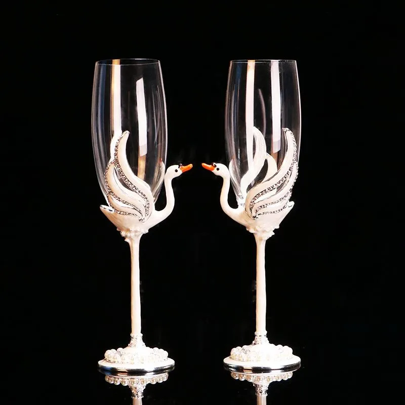 1 Pair of Champagne Glasses White Enamel Pearl Rhinestones Wedding Party Mugs Fashionable Holiday Gifts Swan Couple Pair Cup
1 Pair of Champagne Glasses White Enamel Pearl Rhinestones Wedding Party Mugs Fashionable Holiday Gifts Swan Couple Pair Cup