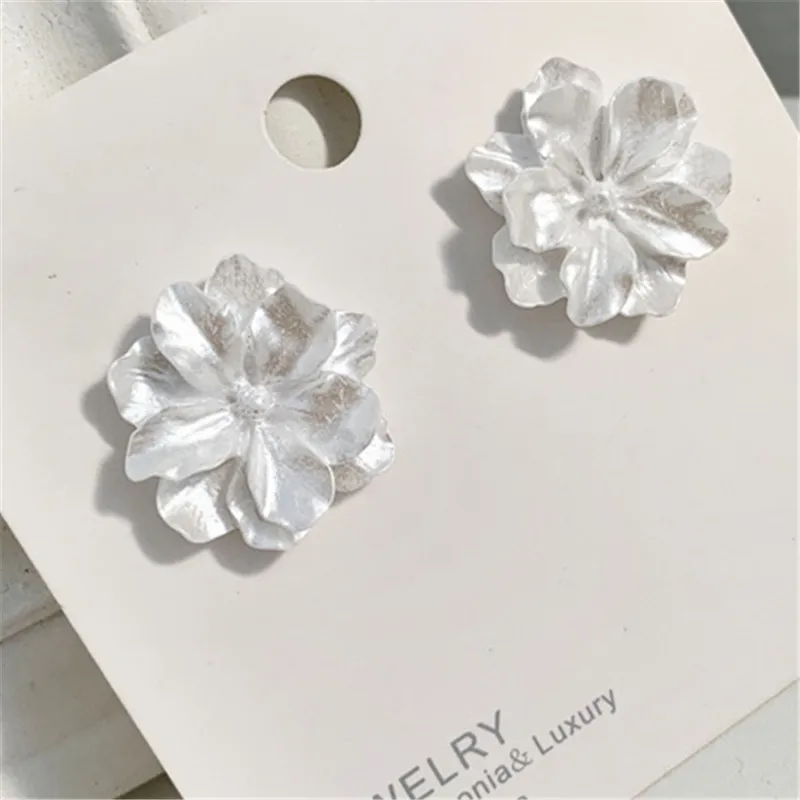 Resin White Flowers Earrings Retro Fashion Contracted Temperament Melting Girl Stud Earrings Women Jewelry Gift Accessories
Resin White Flowers Earrings Retro Fashion Contracted Temperament Melting Girl Stud Earrings Women Jewelry Gift Accessories
