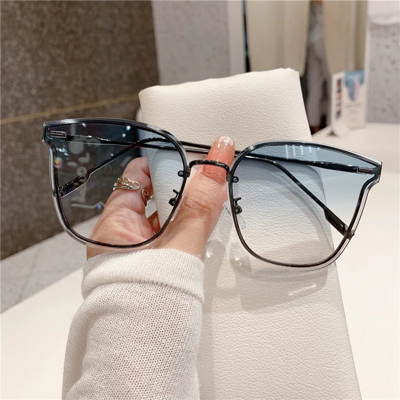 2021 New Women's Gradient Color Sunglasses Vintage Metal Square Shades Sun Glasses Popular Summer UV400
2021 New Women's Gradient Color Sunglasses Vintage Metal Square Shades Sun Glasses Popular Summer UV400