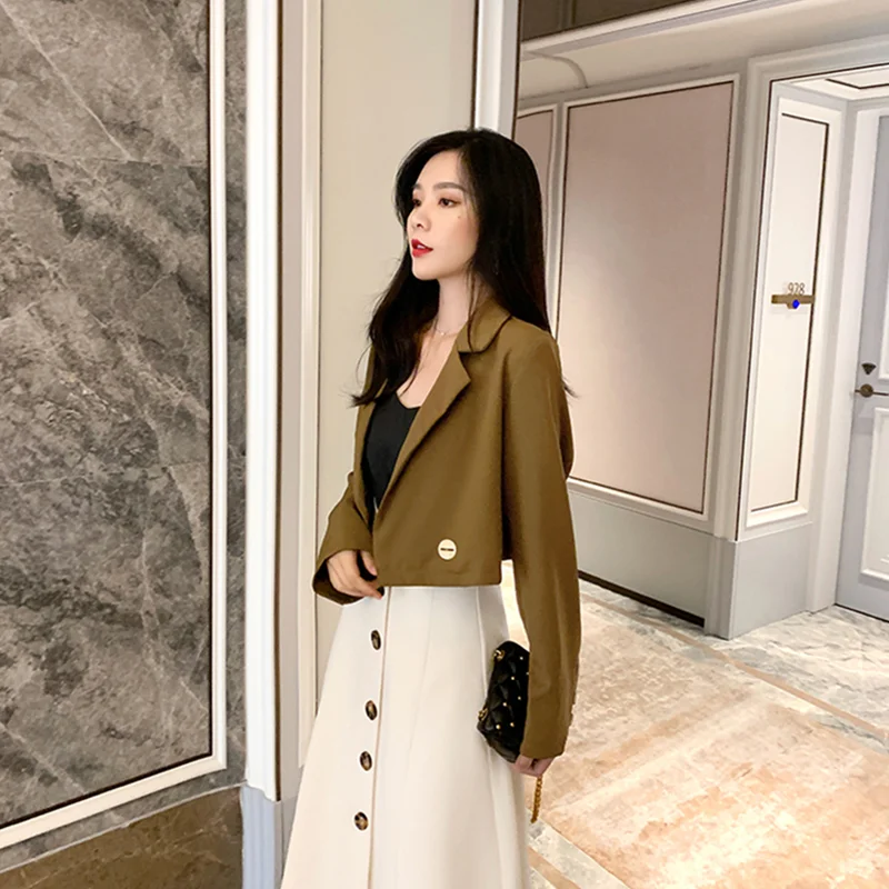 Autumn 2021 new design sense niche British style small suit short jacket women all-match casual suit jacket
Autumn 2021 new design sense niche British style small suit short jacket women all-match casual suit jacket