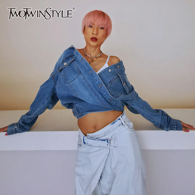TWOTWINSTYLE Cross Bandage Asymmetrical Denim Jacket For Women V Neck Long Sleeve Lace Up Short Tops Female 2020 New Clothing
TWOTWINSTYLE Cross Bandage Asymmetrical Denim Jacket For Women V Neck Long Sleeve Lace Up Short Tops Female 2020 New Clothing