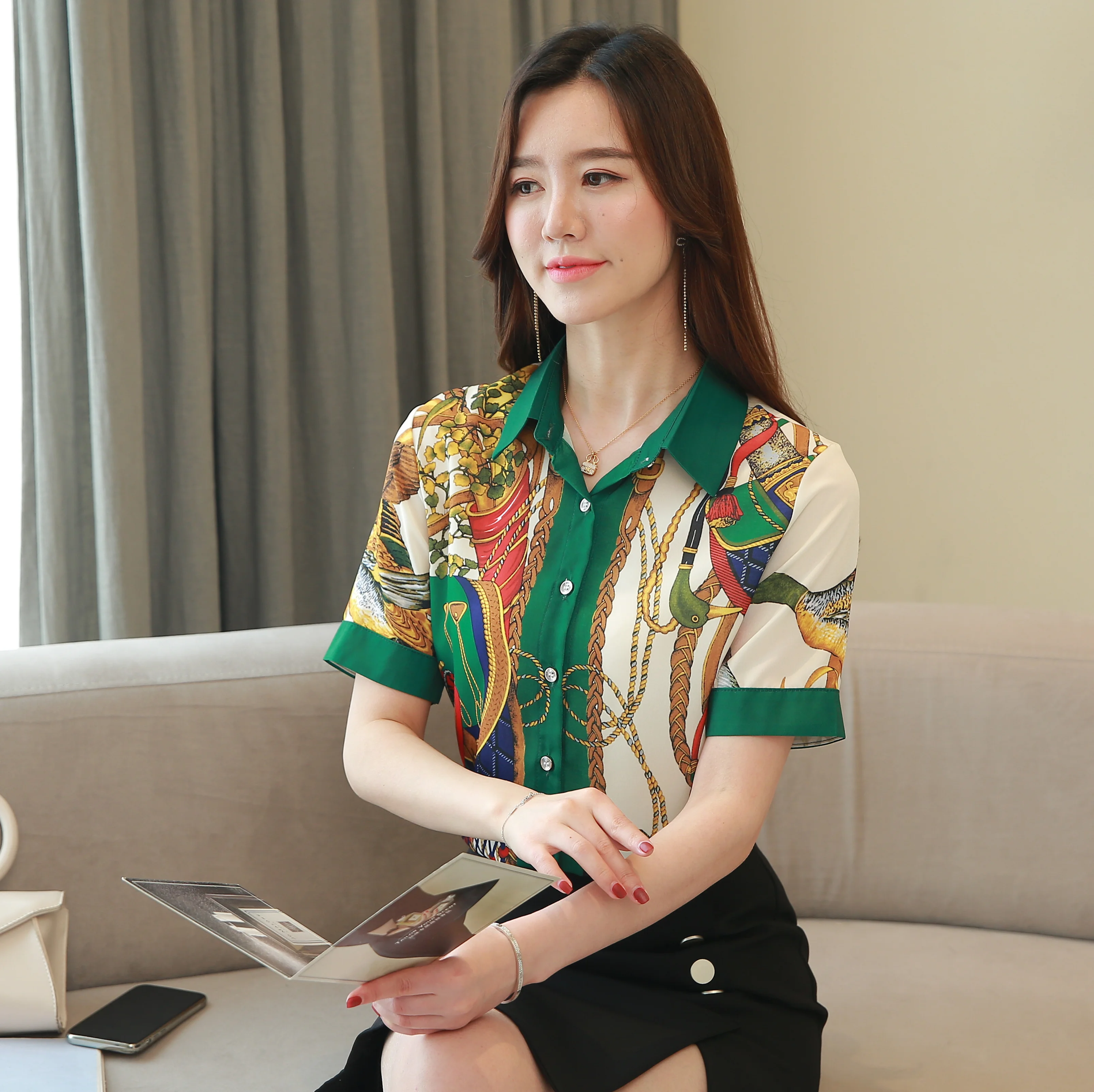 Shirt women 2021 summer new women's fashion western style contrast short-sleeved shirt design sense retro printed shirt
Shirt women 2021 summer new women's fashion western style contrast short-sleeved shirt design sense retro printed shirt