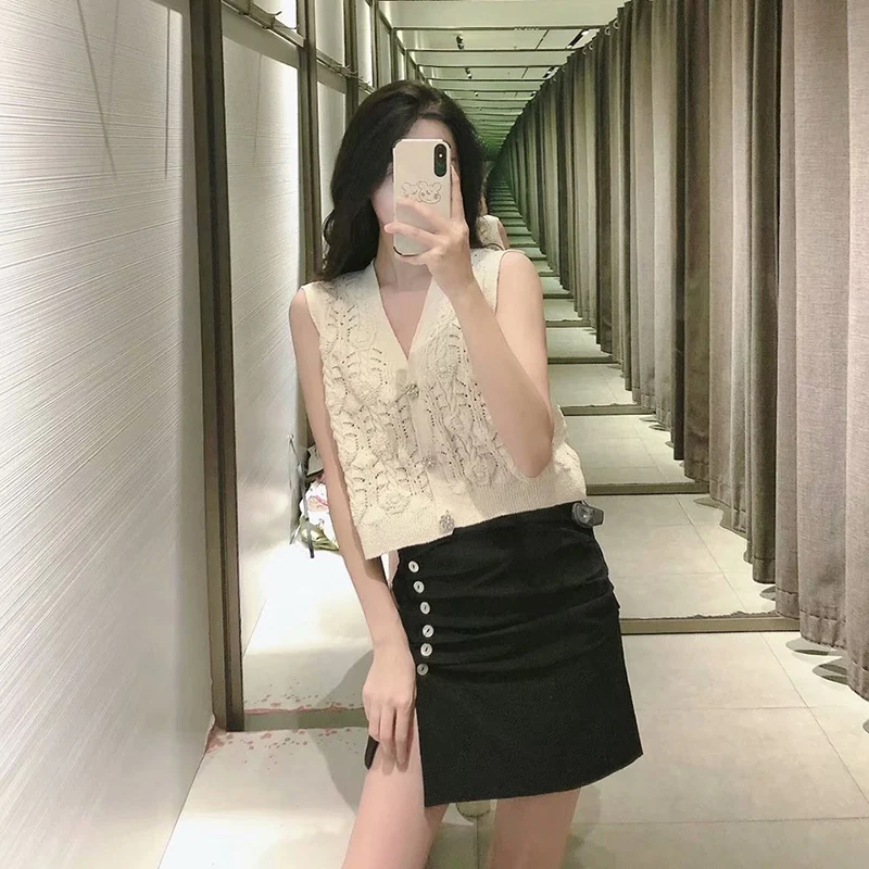 2021 Women's Fashion Sexy Hollow Out Solid Color Knitted Vest Single Row Jewelry Buttons Vintage Female Top
2021 Women's Fashion Sexy Hollow Out Solid Color Knitted Vest Single Row Jewelry Buttons Vintage Female Top