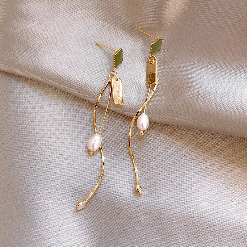 925 Silver Needle Korean Simple And Fashionable Port Style Popular Spiral Freshwater Pearl Long Tassel Earrings
925 Silver Needle Korean Simple And Fashionable Port Style Popular Spiral Freshwater Pearl Long Tassel Earrings