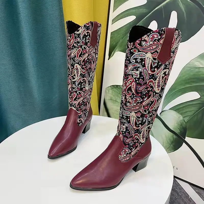 Женские ботинки из натуральной кожи, с тиснением, на низком каблуке
Женские ботинки из натуральной кожи, с тиснением, на низком каблуке