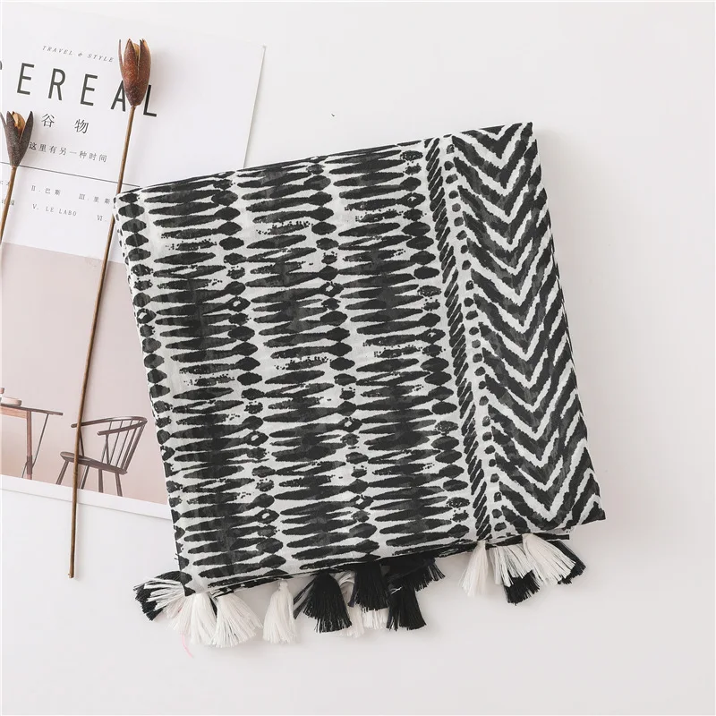 New style Autumn and winter Luxury brand Cotton scarf women's cotton material silk scarves lady Sunscreen Print Fashion shawl
New style Autumn and winter Luxury brand Cotton scarf women's cotton material silk scarves lady Sunscreen Print Fashion shawl