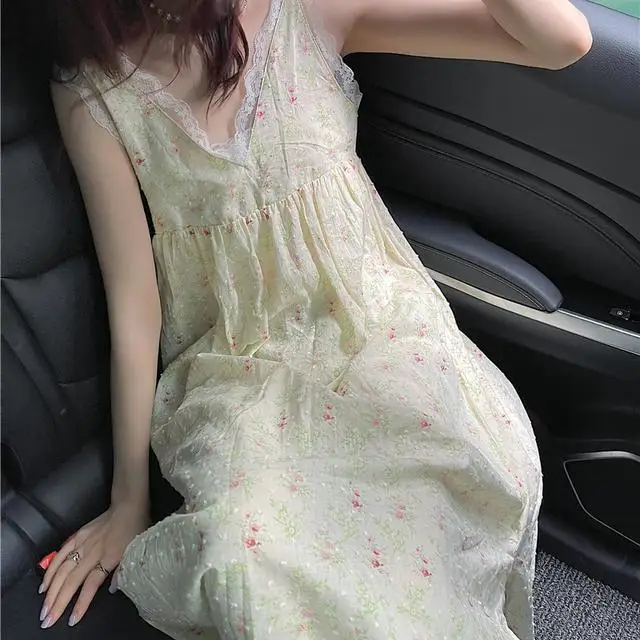 Student's trendy spring Japanese girl - Korean sweet foreign style, age reducing loose lace side sling soft cotton V-neck floral
Student's trendy spring Japanese girl - Korean sweet foreign style, age reducing loose lace side sling soft cotton V-neck floral