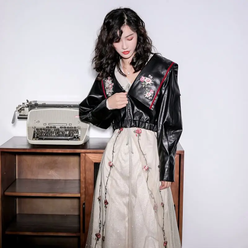 2020 autumn new product embroidered navy collar loose short small leather jacket 
2020 autumn new product embroidered navy collar loose short small leather jacket