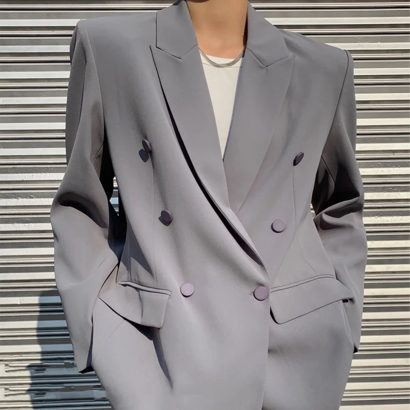 Spring and autumn women's casual solid color double-breasted pocket decoration loose jacket
Spring and autumn women's casual solid color double-breasted pocket decoration loose jacket