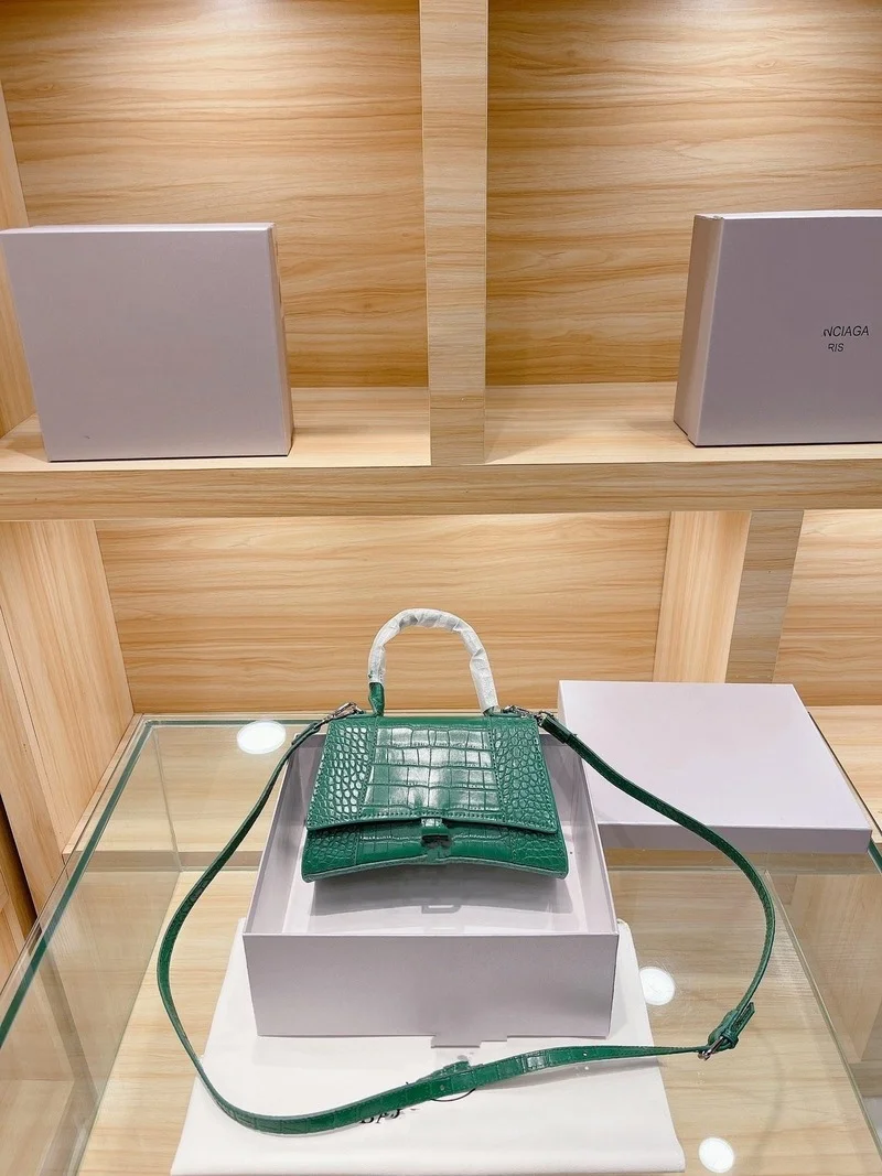 Bag new fashion luxury women's bag senior designer women's handbag women's Korean leather portable one shoulder slant span bag
Bag new fashion luxury women's bag senior designer women's handbag women's Korean leather portable one shoulder slant span bag