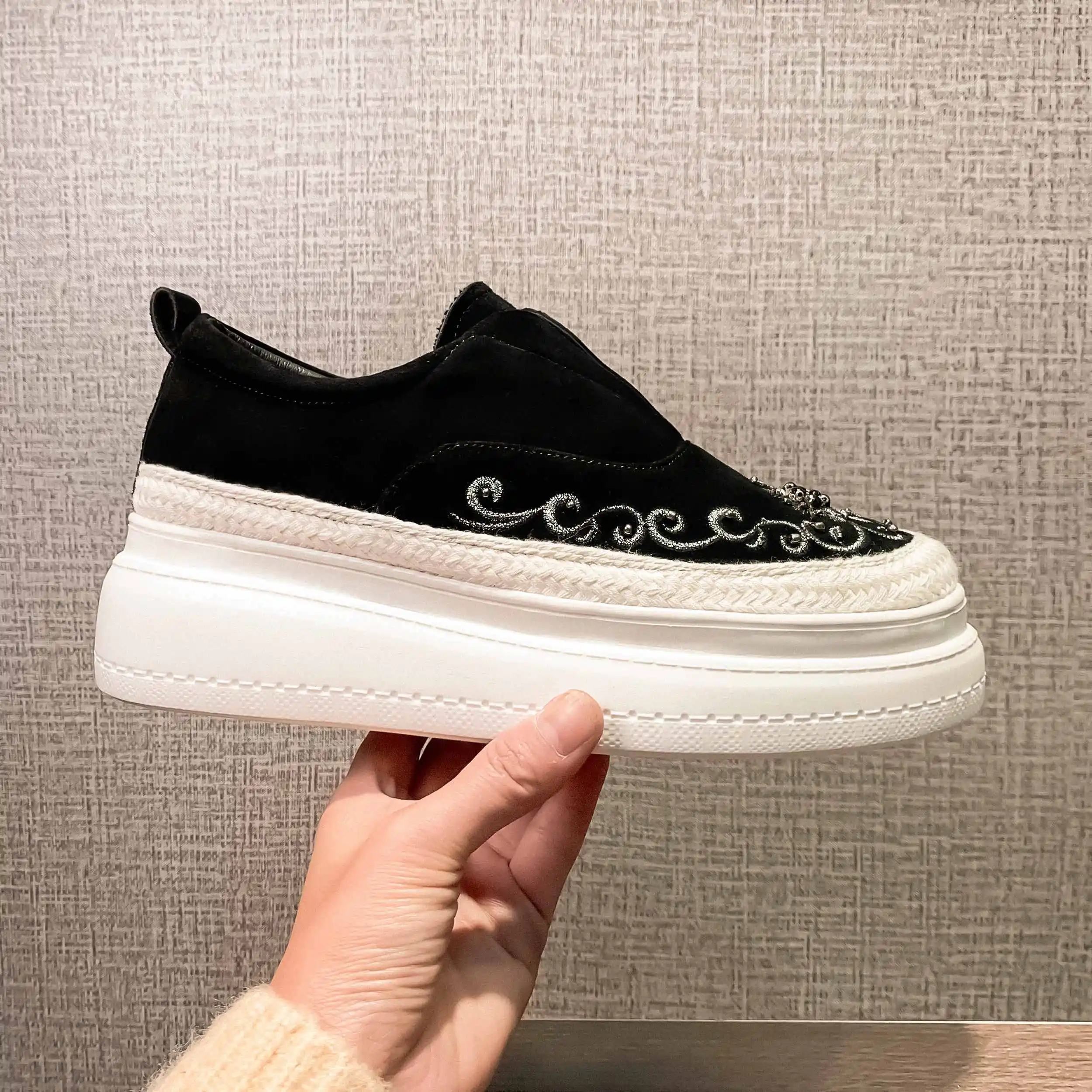 Krazing pot flowers embroidered slip on simple style loafers shoes round toe thick bottom women breathable vulcanized shoes L09
Krazing pot flowers embroidered slip on simple style loafers shoes round toe thick bottom women breathable vulcanized shoes L09