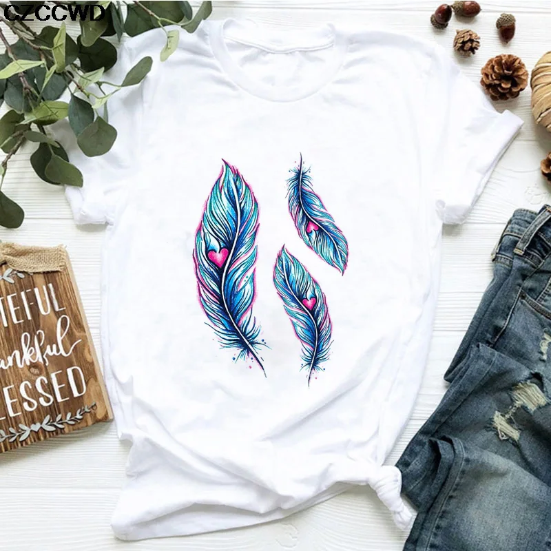 Женская футболка с коротким рукавом и принтом в виде перьев 
Женская футболка с коротким рукавом и принтом в виде перьев