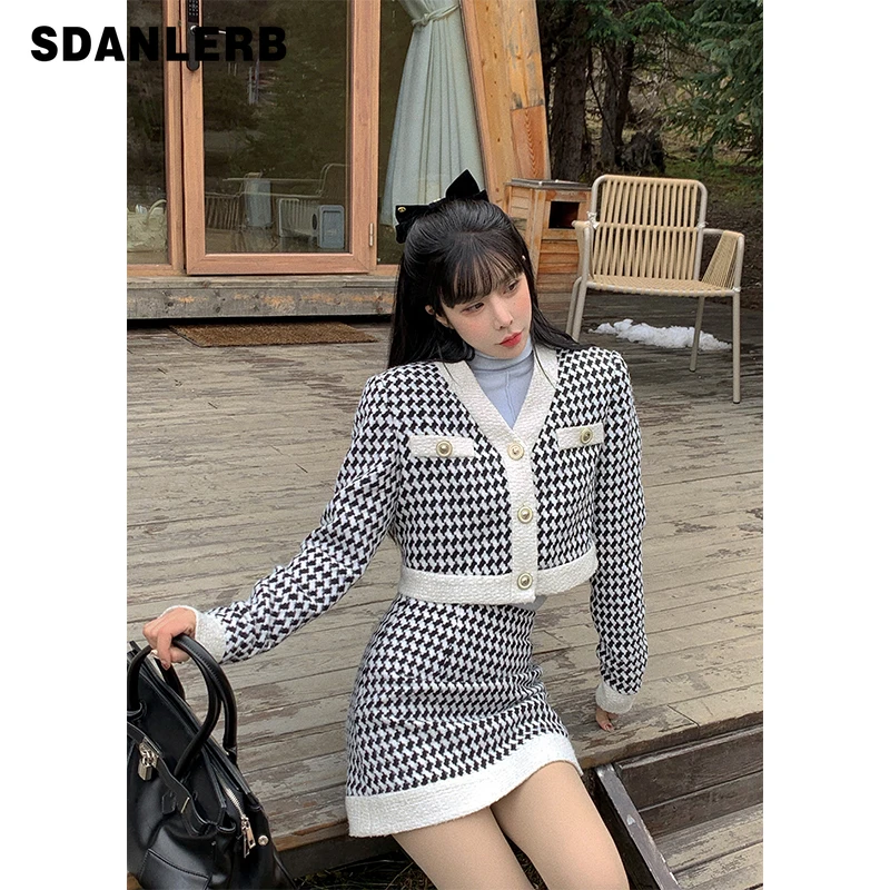 Женский костюм из двух предметов, новое короткое пальто из твида с длинным рукавом и V-образным вырезом, короткая юбка трапециевидной формы ...
Женский костюм из двух предметов, новое короткое пальто из твида с длинным рукавом и V-образным вырезом, короткая юбка трапециевидной формы ...