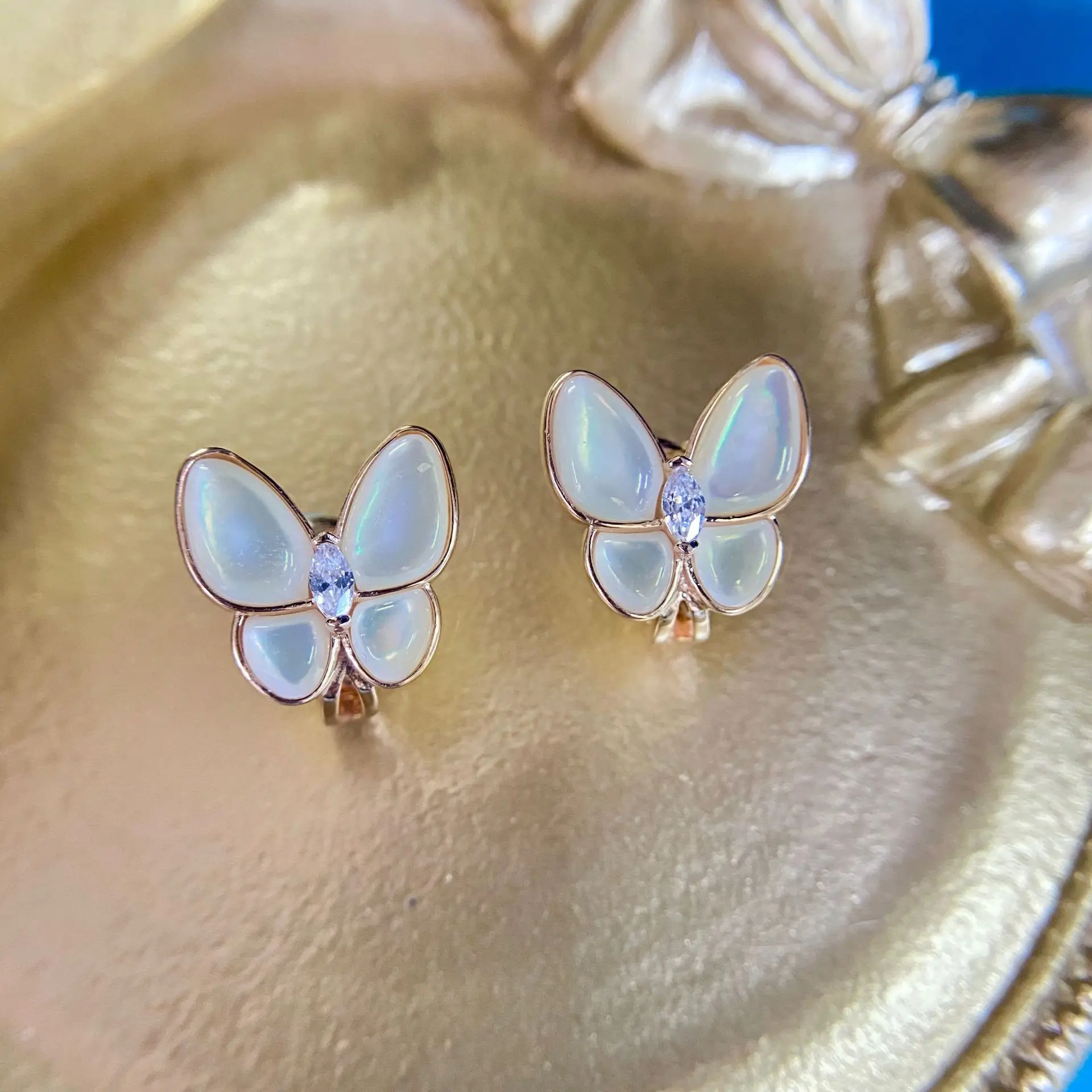 Vintage 100% 925 Sterling Silver White Mother Shell Butterfly Woman EarringWoman Earring Fine Jewelry Gifts
Vintage 100% 925 Sterling Silver White Mother Shell Butterfly Woman EarringWoman Earring Fine Jewelry Gifts