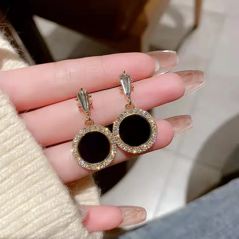 Silver needle simple personality zircon disc earrings temperament diamond-set earrings retro court style earrings free shipping
Silver needle simple personality zircon disc earrings temperament diamond-set earrings retro court style earrings free shipping
