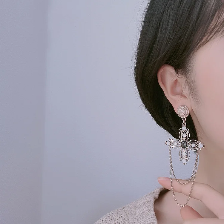 New Retro Baroque Luxury Court Atmosphere Court Ladies Temperament Earrings Fashion Earrings for Women 2021 Trend Jewelry
New Retro Baroque Luxury Court Atmosphere Court Ladies Temperament Earrings Fashion Earrings for Women 2021 Trend Jewelry