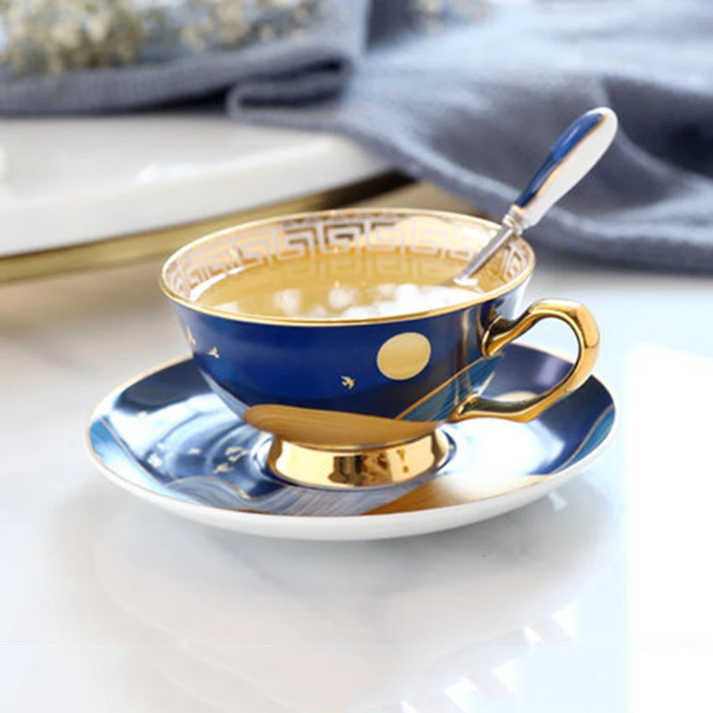

Европейская роскошная кофейная чашка с ручкой тарелки, оригинальный ретро Набор кружек из костяного фарфора, креативная чашка для послеобеденного чая, молока, кофейная чашка