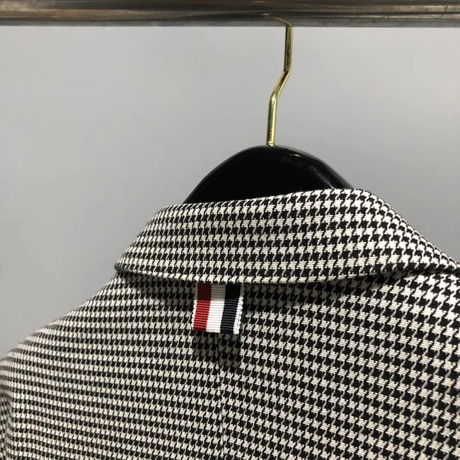 2021 Fashion Brand Blazer Men Clothing Casual Gray Plaid Suit Slim Fit Men's Jacket Single Breasted Wool Winter Coat
2021 Fashion Brand Blazer Men Clothing Casual Gray Plaid Suit Slim Fit Men's Jacket Single Breasted Wool Winter Coat