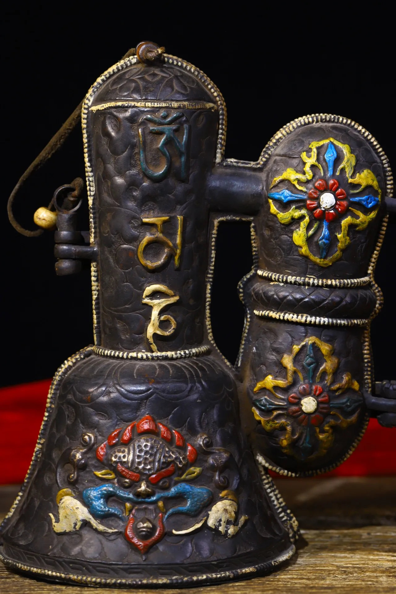 8" Tibet Buddhism Old Bronze Tracing Three-sided Mahakala Rattle Vajra box set Bells Town House Exorcism Ward off evil spirits
8" Tibet Buddhism Old Bronze Tracing Three-sided Mahakala Rattle Vajra box set Bells Town House Exorcism Ward off evil spirits
