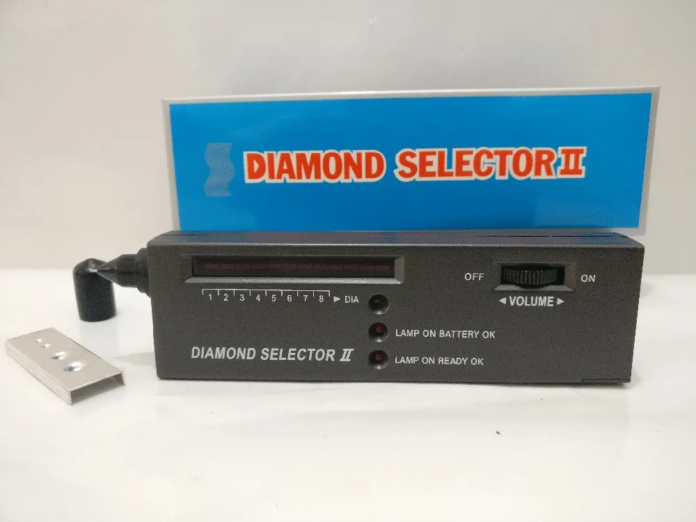 1pc V2 Professional High Accuracy Diamond Tester Gemstone Gem Selector Jewelry Watcher Tool LED Diamond Indicator Test Pen
1pc V2 Professional High Accuracy Diamond Tester Gemstone Gem Selector Jewelry Watcher Tool LED Diamond Indicator Test Pen