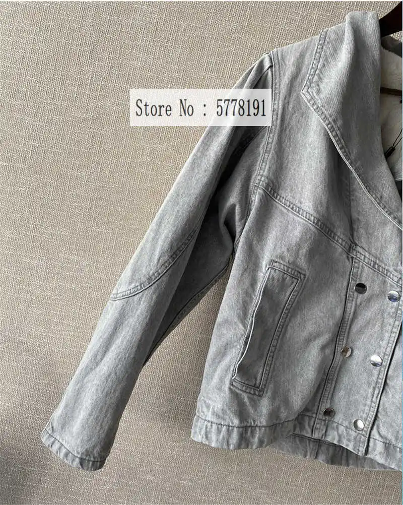 2021 winter NEW Grey Washed Denim Jackets Lapel Collar Detachable Warm Lining Drop Shoulders Long Sleeves Double Breasted Pocket
2021 winter NEW Grey Washed Denim Jackets Lapel Collar Detachable Warm Lining Drop Shoulders Long Sleeves Double Breasted Pocket