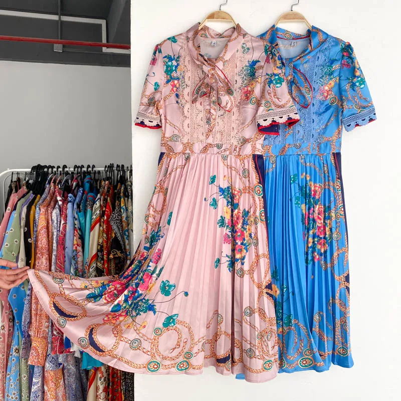Summer Runway Fashion Short Sleeve Lace Patchwork Bow Collar Pleated Dress Women Retro Print Midi Holiday Party Robe Femme XXL
Summer Runway Fashion Short Sleeve Lace Patchwork Bow Collar Pleated Dress Women Retro Print Midi Holiday Party Robe Femme XXL
